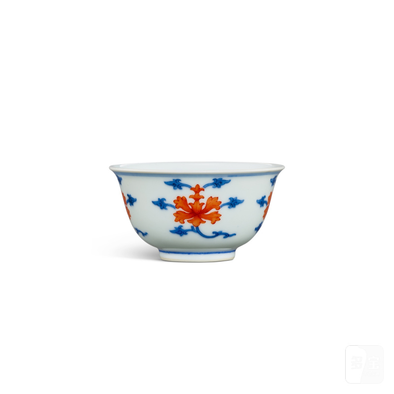 A blue and white and iron-red 'lotus' cup, Seal mark and period of Qianlong | 清乾隆 青花礬紅蓮紋盃 《大清乾隆年製》款 - 图2